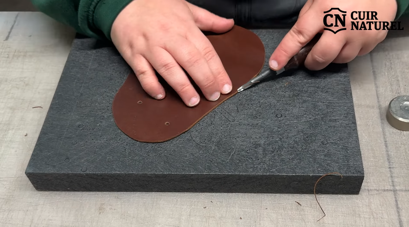 Abat carrer les tranches du cuir